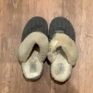size 8 light grey/charcoal ugg women’s cozy slipper